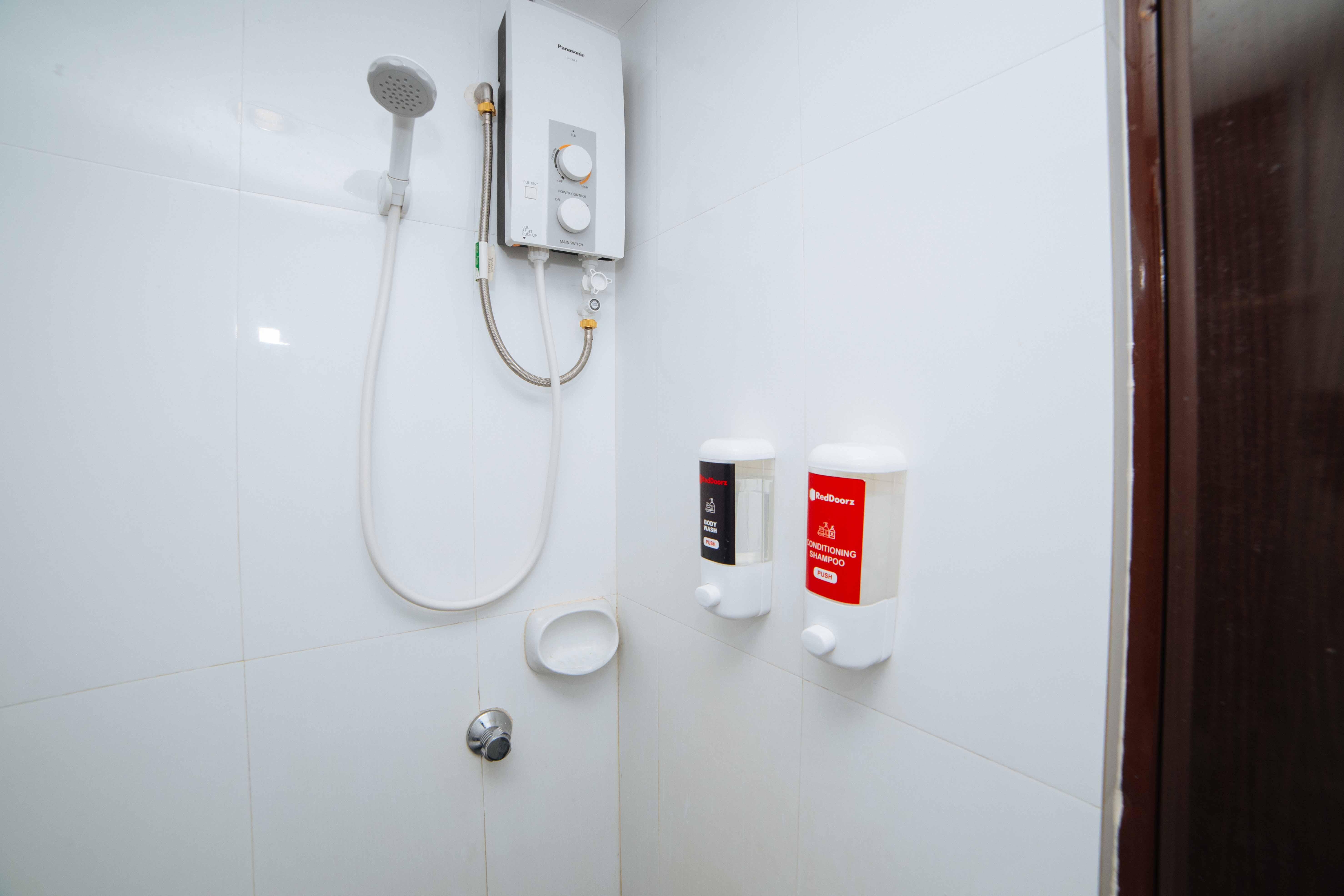 Reddoorz Near Bambang Station Hotel Манила Екстериор снимка
