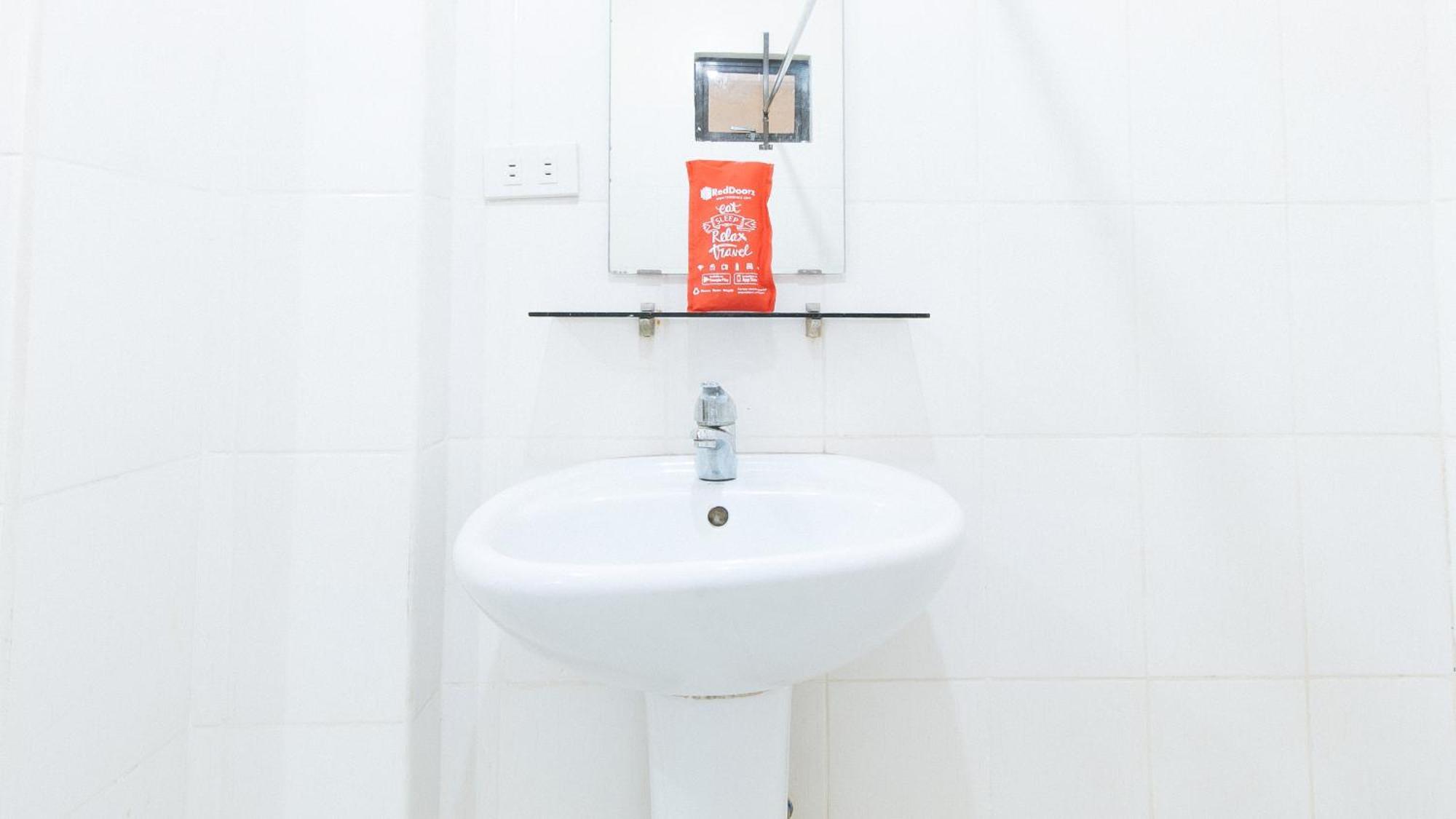Reddoorz Near Bambang Station Hotel Манила Екстериор снимка