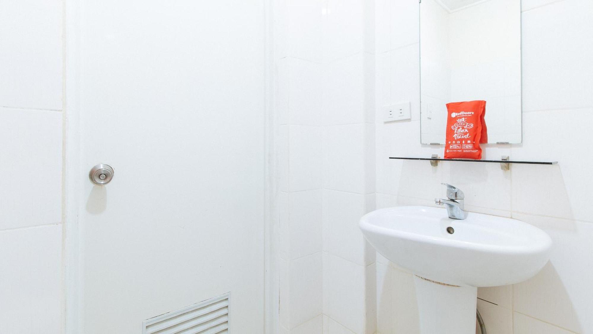 Reddoorz Near Bambang Station Hotel Манила Екстериор снимка