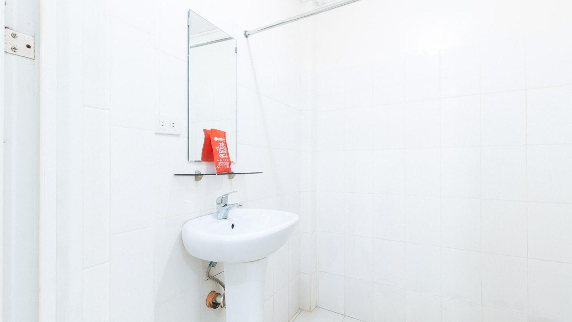 Reddoorz Near Bambang Station Hotel Манила Екстериор снимка