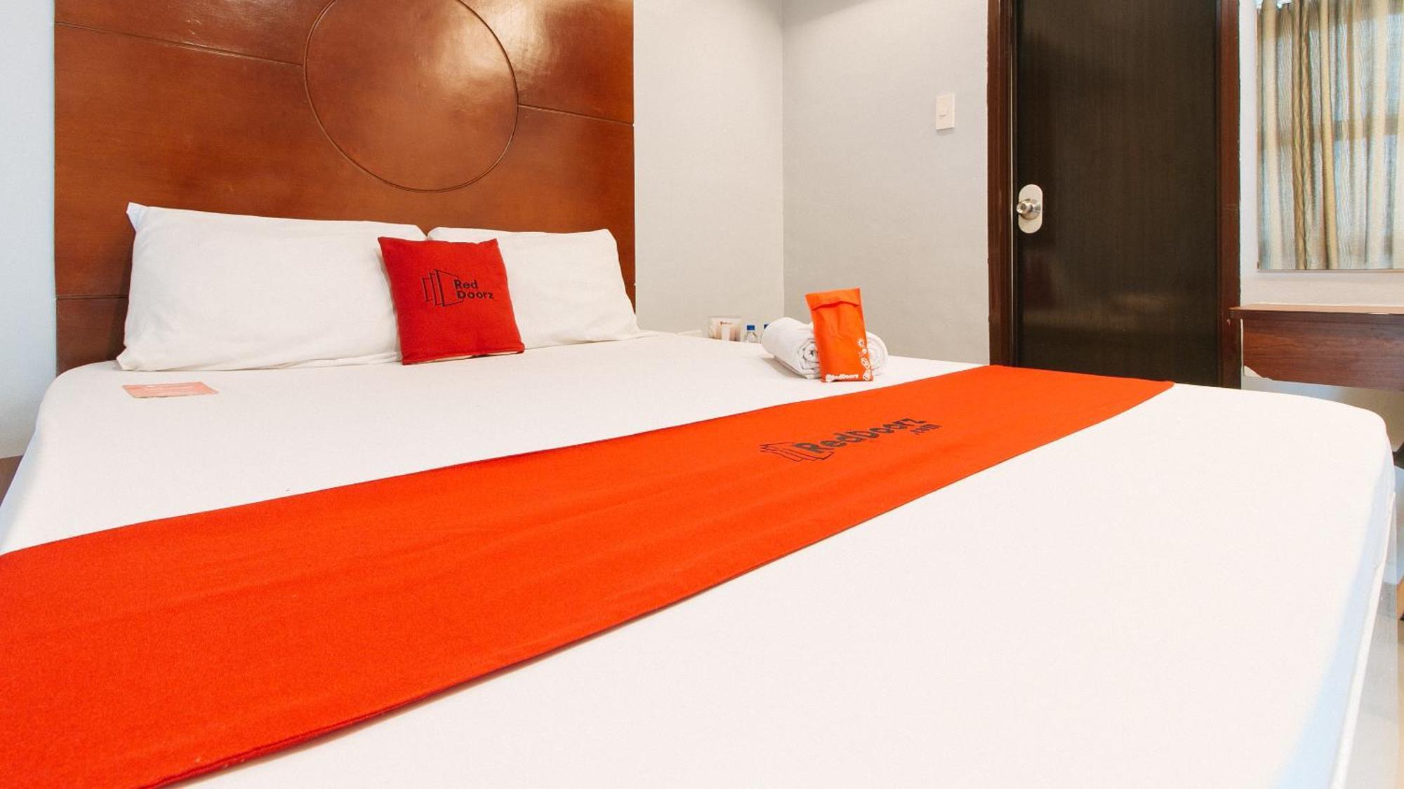 Reddoorz Near Bambang Station Hotel Манила Екстериор снимка