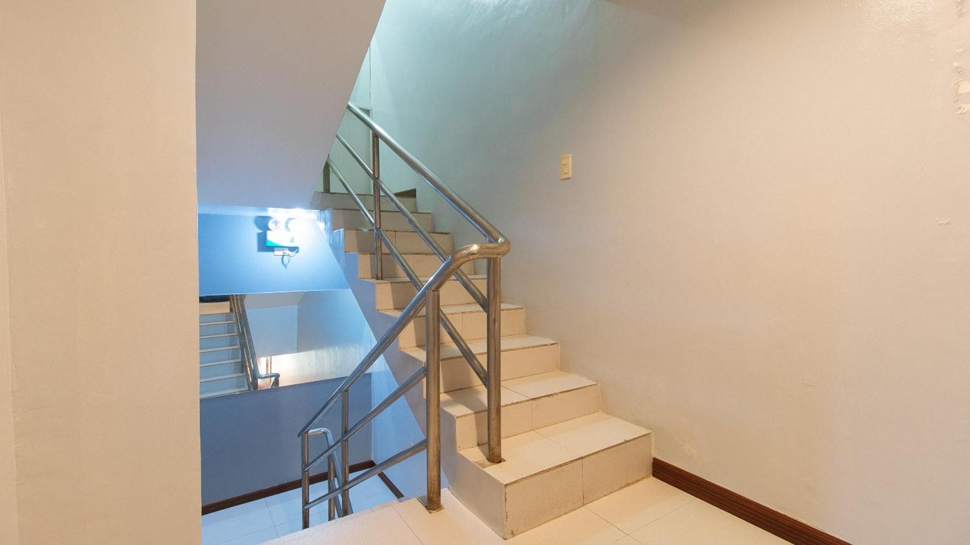 Reddoorz Near Bambang Station Hotel Манила Екстериор снимка